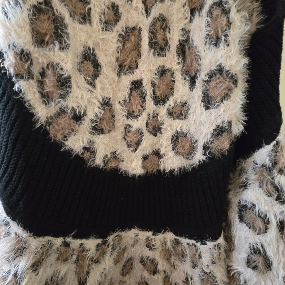 Leopard Print Fuzzy Cardigan - Picture 3 of 4